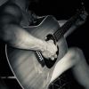Allan Theo, tout nu pour jouer de la guitare sur Instagram, le 22 janvier 2020.