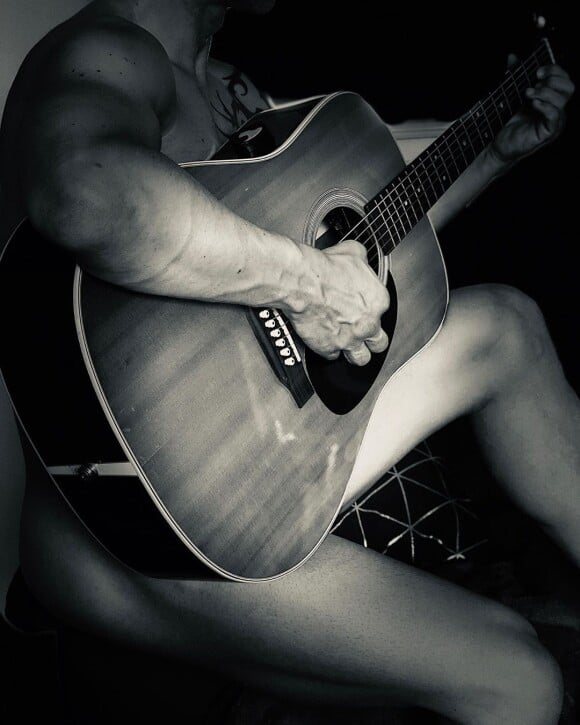 Allan Theo, tout nu pour jouer de la guitare sur Instagram, le 22 janvier 2020.