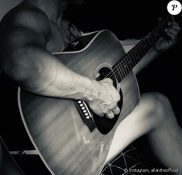 Allan Theo, tout nu pour jouer de la guitare sur Instagram, le 22 janvier 2020.