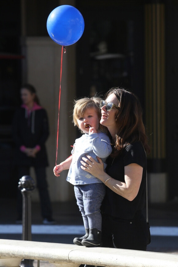 Robin Tunney est allée faire du shopping avec son fils Oscar à 'The Grove' à Hollywood, le 18 décembre 2017.