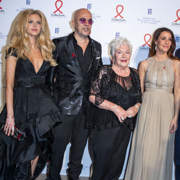 Pascal Obispo, sa femme Julie Hantson, Line Renaud, le prince Joachim de Danemark, la princesse Marie de Danemark et guest lors de la soirée de gala de la 18ème édition du "Dîner de la mode du Sidaction" au Pavillon Cambon Capucines - Potel et Chabot à Paris, France, le 23 janvier 2020. © Olivier Borde/Bestimage