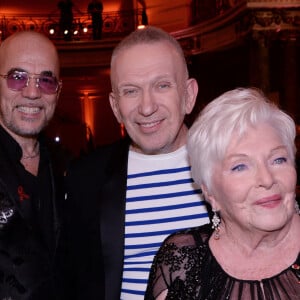 Pascal Obispo, sa femme Julie Hantson, Jean-Paul Gaultier et Line Renaud lors de la soirée de gala de la 18ème édition du "Dîner de la mode du Sidaction" au Pavillon Cambon Capucines - Potel et Chabot à Paris, France, le 23 janvier 2020. © Rachid Bellak/Bestimage