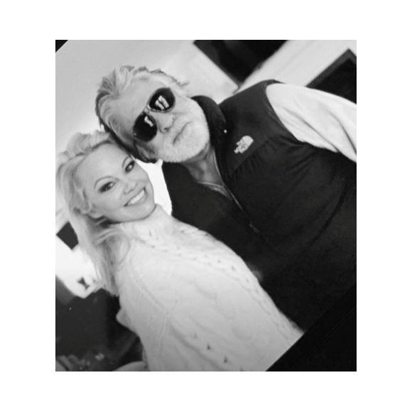 Pamela Anderson et son mari Jon Peters. Première photo des jeunes mariés postée le 25 janvier 2020.