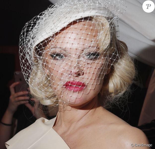 Pamela Anderson - Backstage du défilé de mode PAP printemps-été 2020 "Vivienne Westwood" à Paris. Le 28 septembre 2019