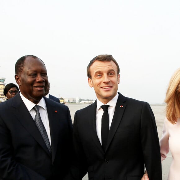 Alassane Ouattara, président de la République de Côte d'Ivoire, Dominique Ouattara, Première dame, Emmanuel Macron, président de la République française, Brigitte Macron, Première dame - Déplacement en Côte d'Ivoire - Arrivée du Président de la République et de sa femme à l'aéroport international Félix Houphouët Boigny à Abidjan le 20 décembre 2019. © Dominique Jacovides / Bestimage