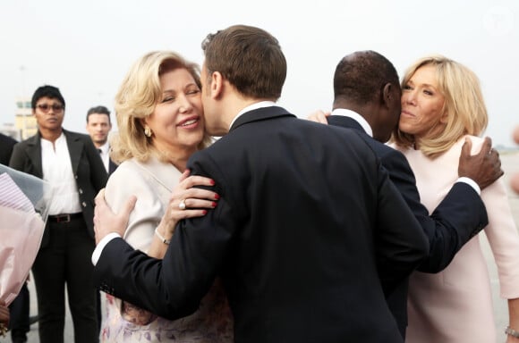 Alassane Ouattara, président de la République de Côte d'Ivoire, Dominique Ouattara, Première dame, Emmanuel Macron, président de la République française, Brigitte Macron, Première dame - Déplacement en Côte d'Ivoire - Arrivée du Président de la République et de sa femme à l'aéroport international Félix Houphouët Boigny à Abidjan le 20 décembre 2019. © Dominique Jacovides / Bestimage