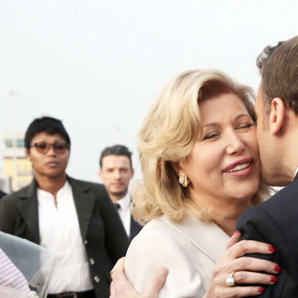 Alassane Ouattara, président de la République de Côte d'Ivoire, Dominique Ouattara, Première dame, Emmanuel Macron, président de la République française, Brigitte Macron, Première dame - Déplacement en Côte d'Ivoire - Arrivée du Président de la République et de sa femme à l'aéroport international Félix Houphouët Boigny à Abidjan le 20 décembre 2019. © Dominique Jacovides / Bestimage