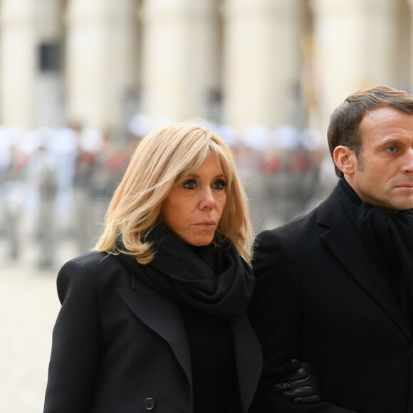 Le président Emmanuel Macron et sa femme Brigitte Macron - Hommage national rendu aux treize militaires morts pour la France en opérations extérieures, dans la cour de l'Hôtel national des Invalides à Paris, le 2 décembre 2019. © Jacques Witt / Pool / Bestimage