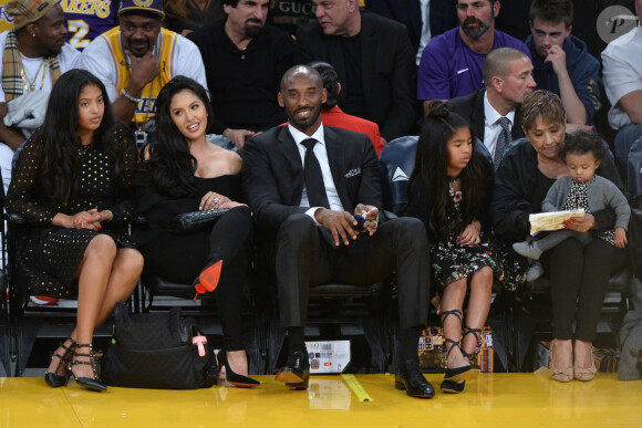 Kobe Bryant avec ses filles Natalia Diamante Bryant, Gianna Maria-Onore Bryant, Bianka Bella Bryant, sa femme Vanessa Bryant et sa belle-mère Sofia Laine - Les célébrités assistent au match de basket des Lakers à Los Angeles, le 19 décembre 2017.