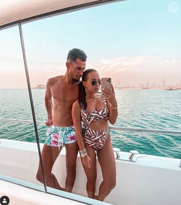 Stéphanie Durant et son compagnon Théo ont annoncé leurs fiançailles le 27 janvier 2020 sur Instagram.