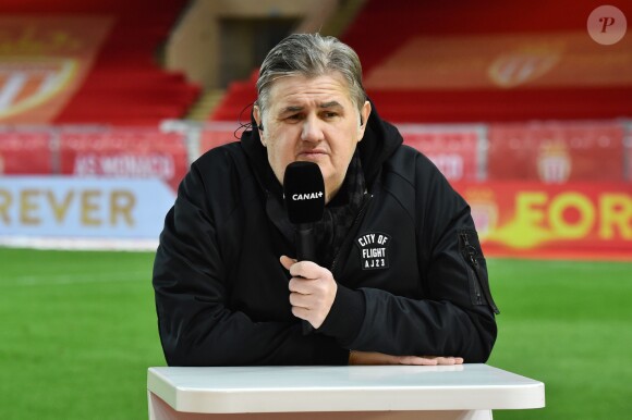 Pierre Ménès, le consultant de Canal Plus, durant la rencontre de football de Ligue 1 opposant Monaco à Lille au stade Louis II le 16 mars 2018. © Bruno Bebert/Bestimage