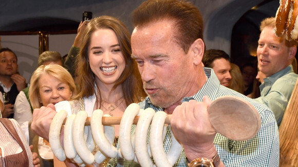 Arnold Schwarzenegger avec sa compagne Heather : retour aux sources et saucisses