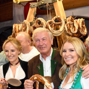 Arnold Schwarzenegger avec sa fille Christina et sa compagne Heather Milligan lors de la 29ème Weisswurstparty à l'hôtel Stanglwirt à Going, Autriche, le 27 janvier 2020.