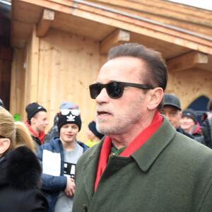 Arnold Schwarzenegger et sa compagne Heather Milligan assistent à la Coupe du monde de ski alpin Audi FIS Slalom masculin au Ganslern Alm à Kitzbühel, Autriche, le 26 janvier 2020.