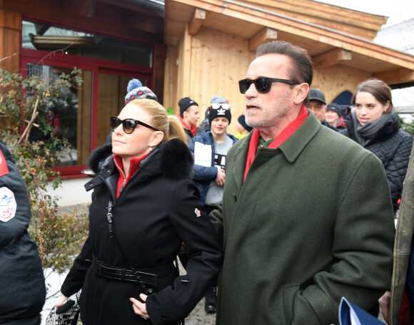 Arnold Schwarzenegger et sa compagne Heather Milligan assistent à la Coupe du monde de ski alpin Audi FIS Slalom masculin au Ganslern Alm à Kitzbühel, Autriche, le 26 janvier 2020.