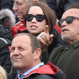 Arnold Schwarzenegger entre sa fille Christina et sa compagne Heather Milligan assistent à la Coupe du monde de ski alpin Audi FIS Slalom masculin au Ganslern Alm à Kitzbühel, Autriche, le 26 janvier 2020.