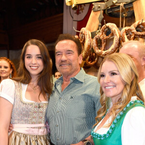 Arnold Schwarzenegger entre sa fille Christina et sa compagne Heather Milligan lors de la 29ème Weisswurstparty à l'hôtel Stanglwirt à Going, Autriche, le 27 janvier 2020.