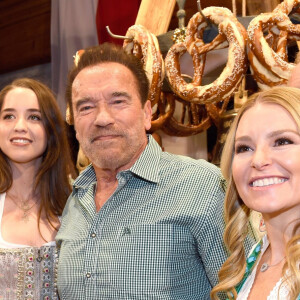 Arnold Schwarzenegger entre sa fille Christina et sa compagne Heather Milligan lors de la 29ème Weisswurstparty à l'hôtel Stanglwirt à Going, Autriche, le 27 janvier 2020.