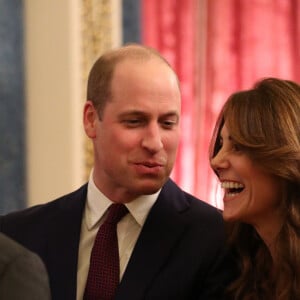 Le prince William, duc de Cambridge, et Kate Middleton, duchesse de Cambridge, accueillent les invités de la réception organisée pour le début du "Sommet Grande-Bretagne-Afrique sur les investissements" à Buckingham Palace, le 20 janvier 2020.