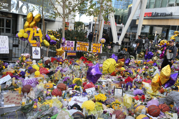 Illustrations des hommages rendus à Kobe Bryant par les fans devant le Staples Center à Los Angeles, le 29 janvier 2020.