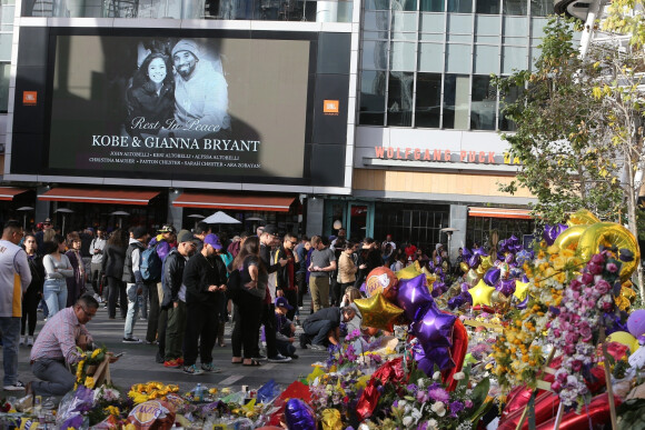 Illustrations des hommages rendus à Kobe Bryant par les fans devant le Staples Center à Los Angeles, le 29 janvier 2020.