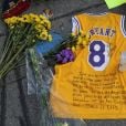 Illustrations des hommages rendus à Kobe Bryant par les fans devant le Staples Center à Los Angeles, le 29 janvier 2020.
