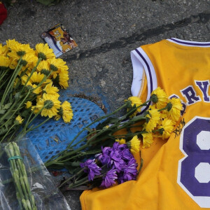 Illustrations des hommages rendus à Kobe Bryant par les fans devant le Staples Center à Los Angeles, le 29 janvier 2020.