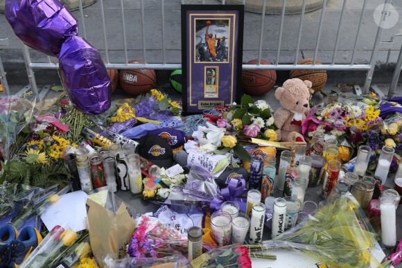 Illustrations des hommages rendus à Kobe Bryant par les fans devant le Staples Center à Los Angeles, le 29 janvier 2020.