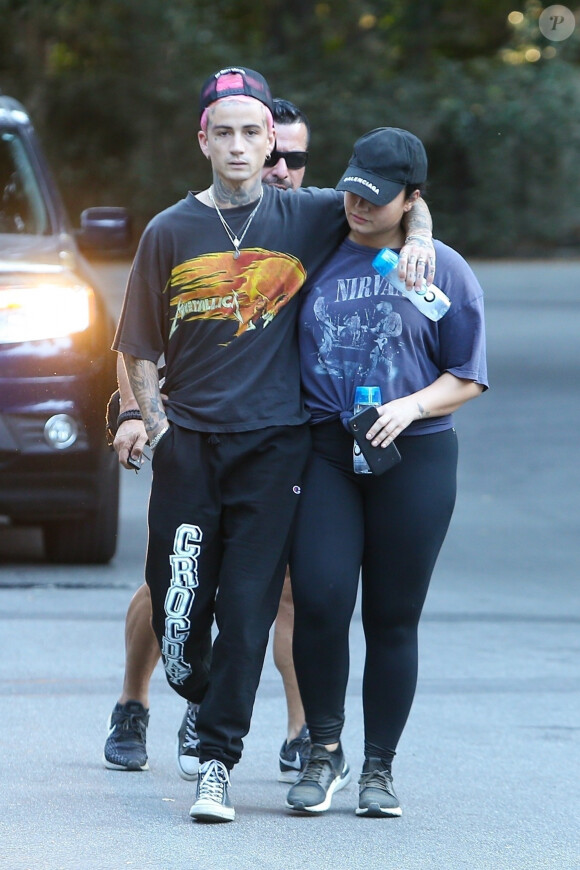Exclusif - Demi Lovato et son nouveau compagnon Austin Wilson se baladent en amoureux main dans la main dans le quartier de Studio City à Los Angeles, le 17 novembre 2019