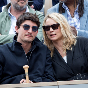 Virginie Efira et son compagnon Niels Schneider - Célébrités dans les tribunes des internationaux de France de tennis de Roland Garros à Paris, France, le 8 juin 2019. © Jacovides / Moreau/Bestimage