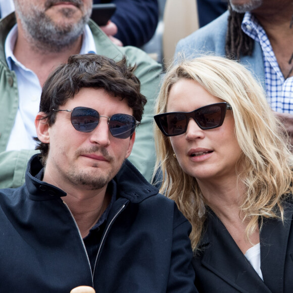 Virginie Efira et son compagnon Niels Schneider - Célébrités dans les tribunes des internationaux de France de tennis de Roland Garros à Paris, France, le 8 juin 2019. © Jacovides / Moreau/Bestimage