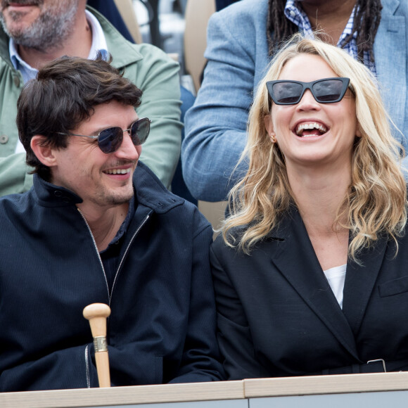 Virginie Efira et son compagnon Niels Schneider - Célébrités dans les tribunes des internationaux de France de tennis de Roland Garros à Paris, France, le 8 juin 2019. © Jacovides / Moreau/Bestimage