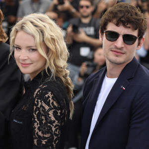 Virginie Efira et son compagnon Niels Schneider au photocall de "Sibyl" lors du 72ème Festival International du Film de Cannes, le 25 mai 2019. © Dominique Jacovides/Bestimage