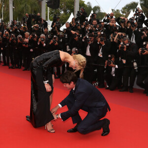 Virginie Efira et son compagnon Niels Schneider (accident de lacets) - Montée des marches du film "Sibyl" lors du 72ème Festival International du Film de Cannes. Le 24 mai 2019 © Jacovides-Moreau / Bestimage