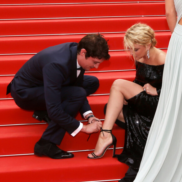 Niels Schneider, Virginie Efira (accident de lacets) - Montée des marches du film "Sibyl" lors du 72ème Festival International du Film de Cannes. Le 24 mai 2019 © Jacovides-Moreau / Bestimage