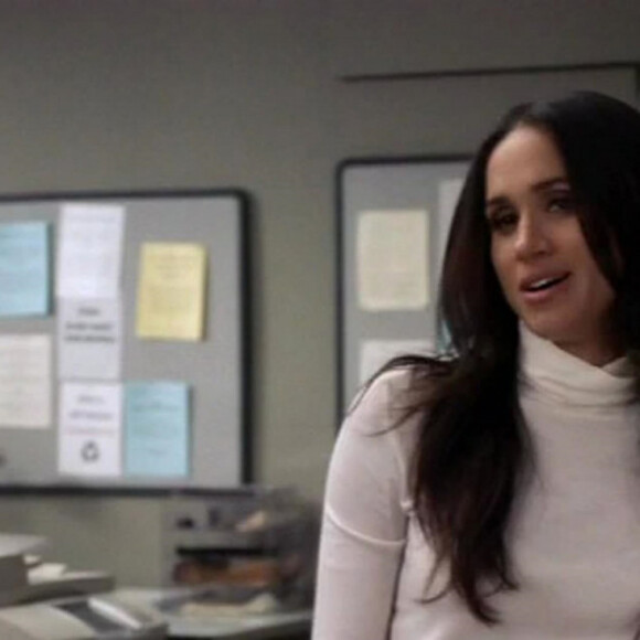 Meghan Markle embrasse son partenaire Patrick J. Adams dans la série "Suits" le 29 mars 2018.