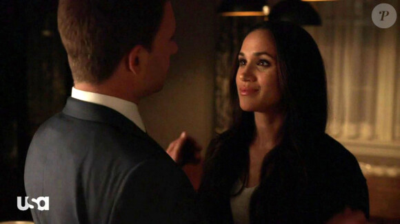 Meghan Markle embrasse son partenaire Patrick J. Adams dans la série "Suits" le 29 mars 2018.