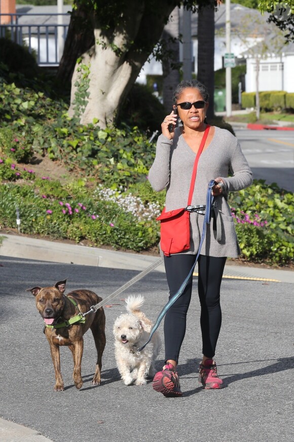Exclusif - Doria Ragland promène ses chiens à Los Angeles, le 9 janvier 2020.
