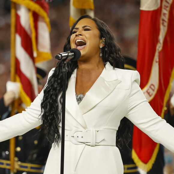 Demi Lovato chante l'hymne national avant le début du match du 54ème Super Bowl au Hard Rock Stadium à Miami, Floride, Etats-Unis, le 2 février 2020. © Paul Kitagaki Jr./Zuma Press/Bestimage