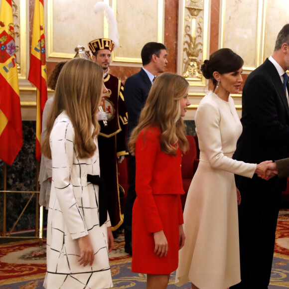 L'infante Sofia, la princesse Leonor des Asturies et leurs parents le roi Felipe VI et la reine Letizia d'Espagne lors des salutations aux parlementaires au Congrès à Madrid le 3 février 2020 à l'issue de la cérémonie d'ouverture de la XIVe législature du Parlement espagnol.