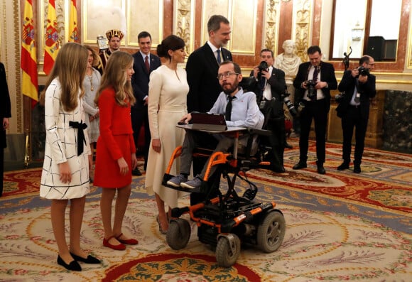 L'infante Sofia, la princesse Leonor des Asturies et leurs parents le roi Felipe VI et la reine Letizia d'Espagne lors des salutations aux parlementaires au Congrès à Madrid le 3 février 2020 à l'issue de la cérémonie d'ouverture de la XIVe législature du Parlement espagnol.