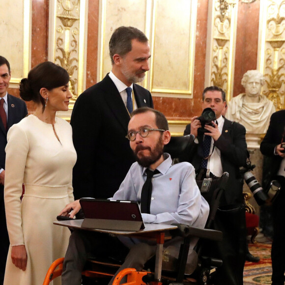 L'infante Sofia, la princesse Leonor des Asturies et leurs parents le roi Felipe VI et la reine Letizia d'Espagne lors des salutations aux parlementaires au Congrès à Madrid le 3 février 2020 à l'issue de la cérémonie d'ouverture de la XIVe législature du Parlement espagnol.