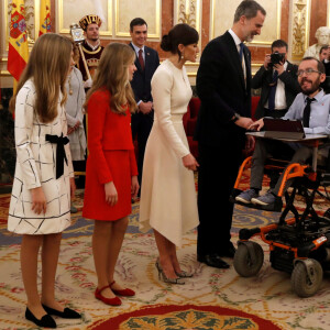 L'infante Sofia, la princesse Leonor des Asturies et leurs parents le roi Felipe VI et la reine Letizia d'Espagne lors des salutations aux parlementaires (ici, Pablo Echenique de Podemos) au Congrès à Madrid le 3 février 2020 à l'issue de la cérémonie d'ouverture de la XIVe législature du Parlement espagnol.