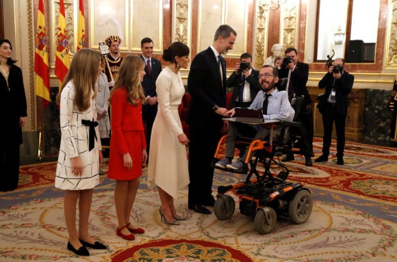 L'infante Sofia, la princesse Leonor des Asturies et leurs parents le roi Felipe VI et la reine Letizia d'Espagne lors des salutations aux parlementaires (ici, Pablo Echenique de Podemos) au Congrès à Madrid le 3 février 2020 à l'issue de la cérémonie d'ouverture de la XIVe législature du Parlement espagnol.