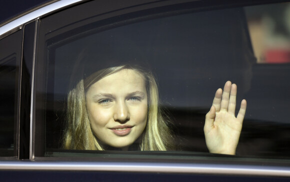 La princesse Leonor des Asturies, fille aînée du roi Felipe VI et de la reine Letizia d'Espagne, en voiture aux abords du Congrès à Madrid le 3 février 2020, jour de la cérémonie d'ouverture de la XIVe législature du Parlement espagnol.