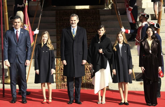 Le roi Felipe VI d'Espagne, la reine Letizia, la princesse Leonor des Asturies et l'infante Sofia arrivant au Congrès à Madrid le 3 février 2020 pour la cérémonie d'ouverture de la XIVe législature du Parlement espagnol.