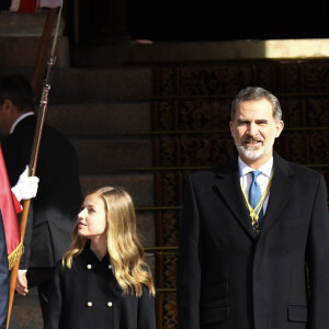 Le roi Felipe VI d'Espagne, la reine Letizia, la princesse Leonor des Asturies et l'infante Sofia arrivant au Congrès à Madrid le 3 février 2020 pour la cérémonie d'ouverture de la XIVe législature du Parlement espagnol.