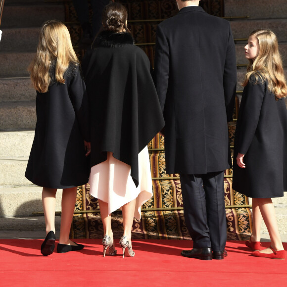 Le roi Felipe VI d'Espagne, la reine Letizia, la princesse Leonor des Asturies et l'infante Sofia arrivant au Congrès à Madrid le 3 février 2020 pour la cérémonie d'ouverture de la XIVe législature du Parlement espagnol.