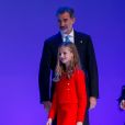 La princesse Leonor des Asturies lors de la cérémonie de remise des Prix de la Fondation Princesse de Gérone à Barcelone le 4 octobre 2019. Le 3 février 2020, elle ressortira son ensemble en tweed rouge pour l'inauguration de la XIVe législature du Parlement à Madrid.
