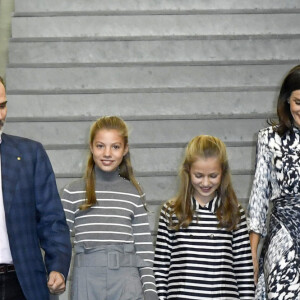 Le roi Felipe VI d'Espagne, l'infante Sofia, la princesse Leonor des Asturies et la reine Letizia lors du 10e jubilé de la fondation Princesse de Gérone à Barcelone le 5 novembre 2019.